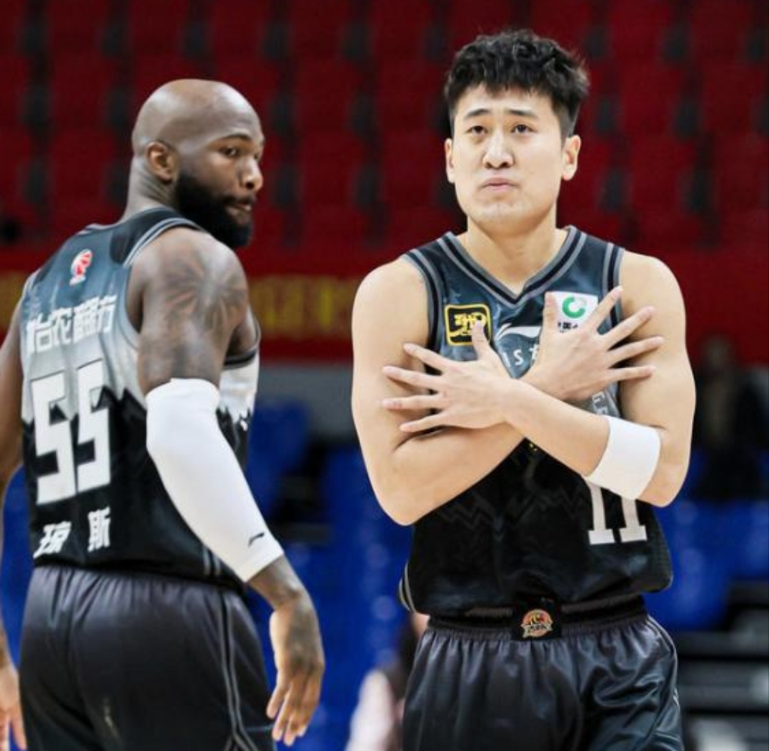 吉林队逆转灰熊，王哲林带队取胜