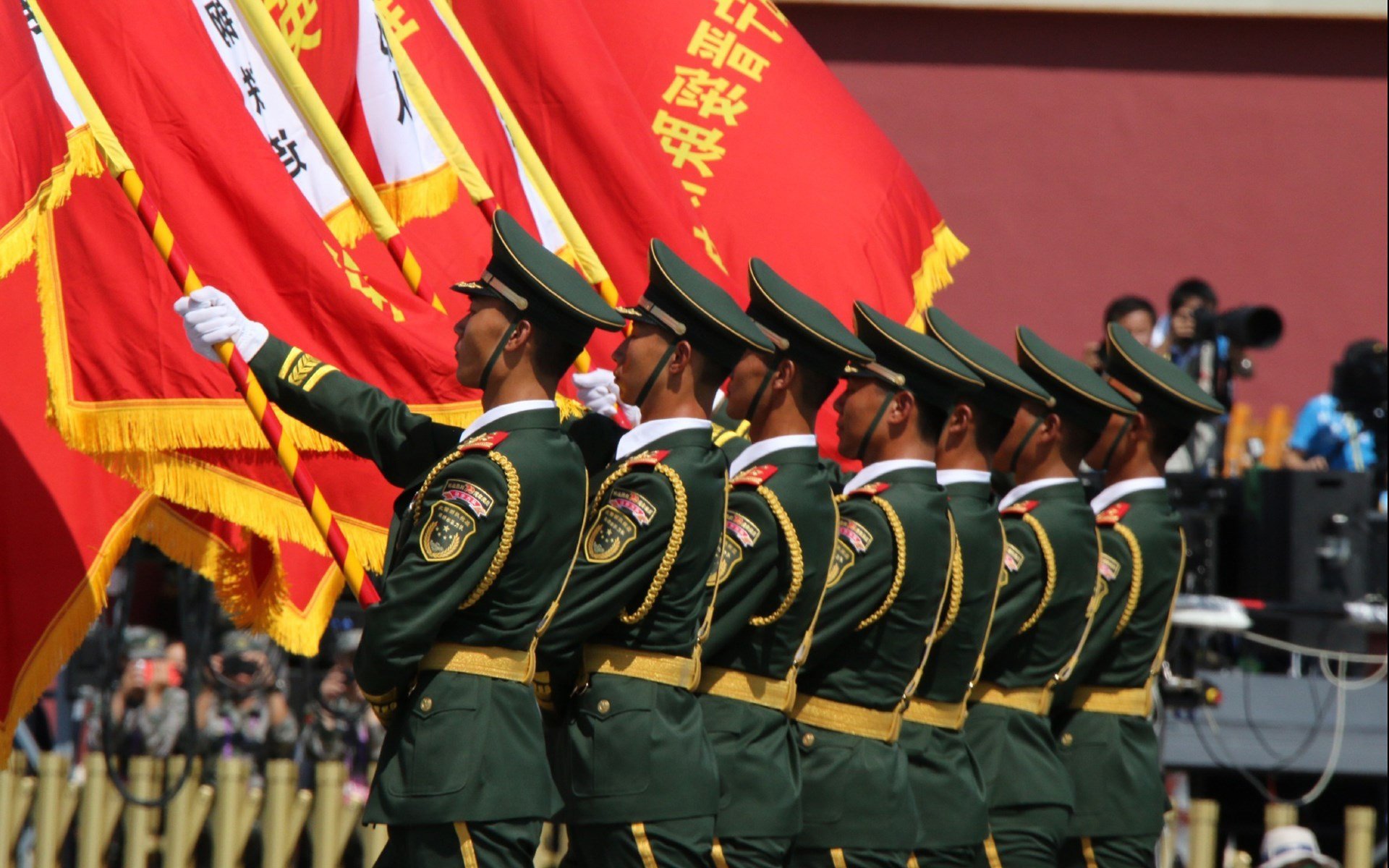 开云体育平台APP-黑夜是他的棋盘，佩德里如何在F1街道赛之夜一手掌控比赛走势